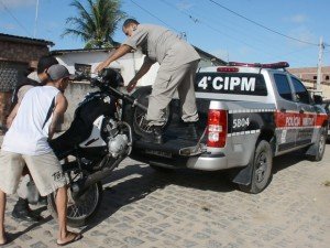 homem_preso_motocicleta