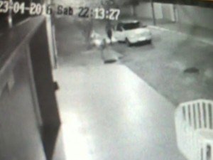 homem_assaltado_empurrar_carro_ladrao_7QdoVMl