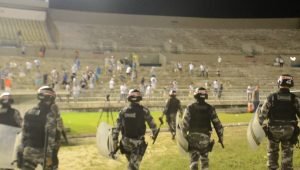 Belo questiona por que a PM autorizou raposeiros entrar no campo de jogo e depois ainda agrediu botafoguenses (Foto: Cadu Vieira / GloboEsporte.com/pb)