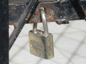 Assaltantes tentaram quebrar cadeado da grade, mas não conseguiram (Foto: Walter Paparazzo/G1)