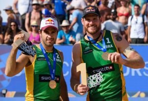 Bruno Schmidt (esq) e Alison estreiam no dia 6 de agosto (Foto: Divulgação/FIVB)