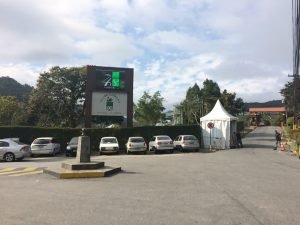 Às moscas: nenhum torcedor foi até a porta da Granja acompanhar a Seleção (Foto: Gustavo Garcia/GloboEsporte.com) 