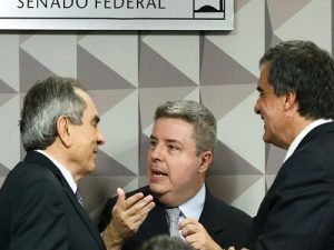 Brasília - O presidente da Comissão do Impeachment, Raimundo Lira, o relator Antônio Anastasia e José Eduardo Cardozo, advogado de defesa de Dilma Rousseff, durante reunião da comissão (Marcelo Camargo/Agência Brasil)