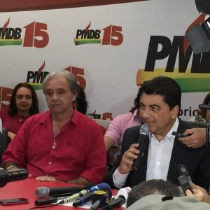Manoel Júnior faz anúncio da desistência de pré-candidatura, durante coletiva de imprensa na sede do PMDB.