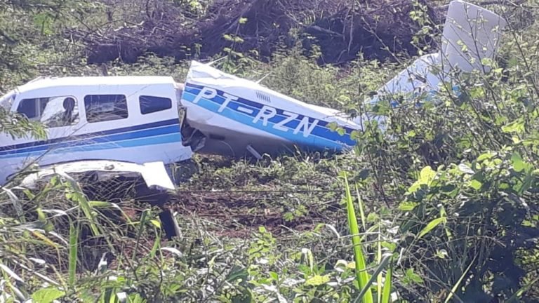 Avião se parte ao meio cai e tripulantes sobrevivem Portal S1