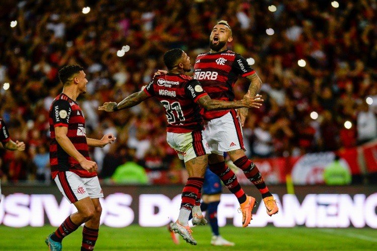 Lázaro sai do banco, marca gol da vitória nos acréscimos, e Brasil