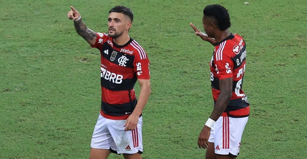 Flamengo atropela o Palmeiras e volta à briga pelo título do Brasileirão -  Lance!