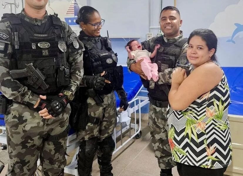 Bebê De Um Mês Se Engasga Com Leite Materno é Salva Por Policiais Da